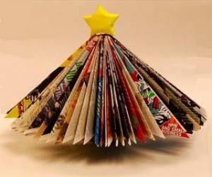 Rompicapo di Albero di Natale a base di foglie di riviste e una stella gialla sulla punta