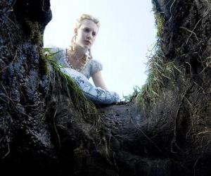 Rompicapo di Alice (Mia Wasikowska) a cadere nella tana del coniglio renderà un paese delle meraviglie