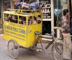Rompicapo di Autobus Scuola in India
