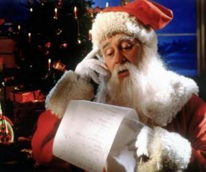 Rompicapo di Babbo Natale che verifica l'elenco dei nomi di consegnare i regali di Natale