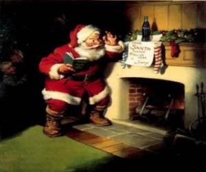 Rompicapo di Babbo Natale lettura di una nota che pendono delle caminetto
