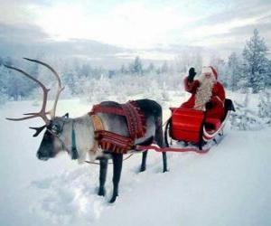 Rompicapo di Babbo Natale nella sua slitta magica volante trainata da renna e carica di regali di Natale
