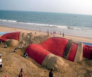 Rompicapo di Babbo Natale scultura sulla spiaggia fatta