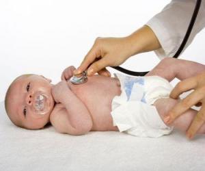 Rompicapo di Baby's medico con un ciuccio in bocca