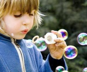 Rompicapo di Bambina che gioca a fare bolle di sapone