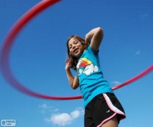 Rompicapo di Bambina giocando con hula hoop, hula hoop fatto ruotare attorno al bacino