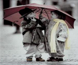 Rompicapo di Bambini a piedi sotto la pioggia con l'ombrello
