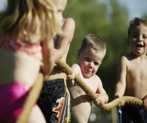 Rompicapo di Bambini che giocano con la corda pull