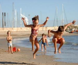 Rompicapo di Bambini che giocano sulla spiaggia