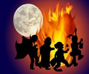 Rompicapo di bambini in costume danze intorno al fuoco