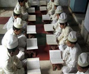 Rompicapo di Bambini nella lettura del Corano o Qur'an, libro sacro dell'Islam