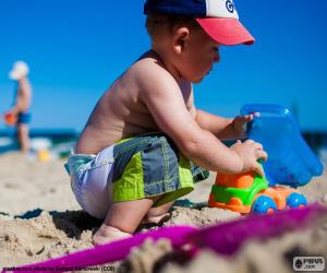 Rompicapo di Bambino gioca sulla spiaggia