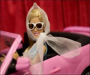 Rompicapo di Barbie guida la sua auto