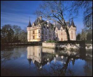 Rompicapo di Bellissimo castello circondato da acqua