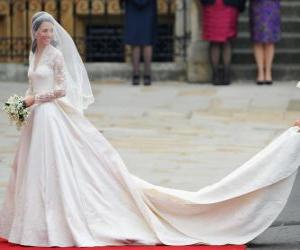 Rompicapo di Bello vestito da sposa, con una lunga coda