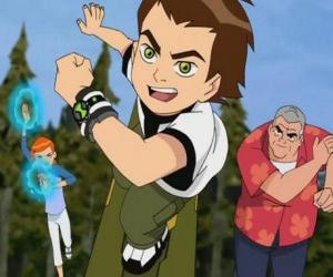 Rompicapo di Ben 10 con il orologio alieno Omnitrix sul suo polso vicino alla sua cugina Gwen ed al loro nonno max