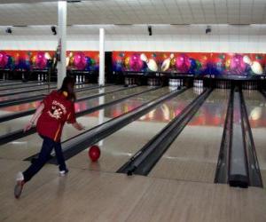 Rompicapo di Bowling - Giocatora lanciando a boccia verso i birilli