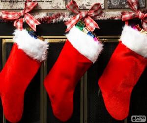 Rompicapo di Calzini natalizie con decorazioni e appese alle pareti del camino