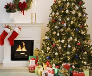 Rompicapo di Caminetto nel Natale con i calzini appesi e con le decorazioni di Natale