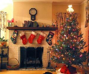 Rompicapo di Caminetto nel Natale con i calzini appesi e con le decorazioni di Natale
