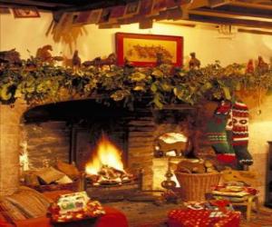 Rompicapo di Camino con il fuoco acceso e le decorazioni natalizie