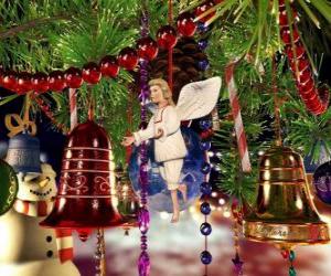 Rompicapo di Campane di Natale e altri ornamenti appeso all'albero