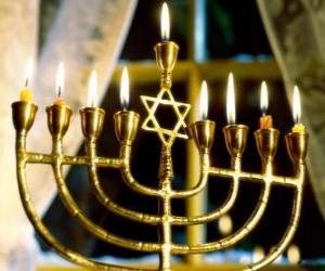 Rompicapo di Candelabro ad nove bracci con candele accese, un Chanukkià utilizatto nella celebrazione dil Hanukkah