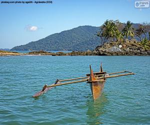 Rompicapo di Canoa di legno sulla costa dell'Africa