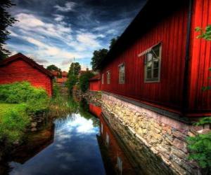 Rompicapo di Case rosse accanto al canale