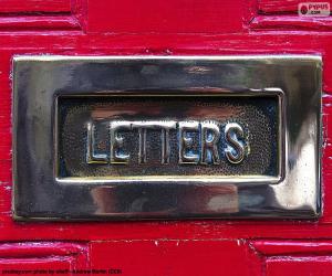 Rompicapo di Cassetta postale su una porta rossa