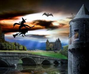 Rompicapo di Castello incantato nella notte di Halloween con la strega che vola sulla sua scopa magica