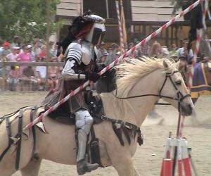 Rompicapo di Cavaliere in armatura e con la sua lancia pronti montato sul suo cavallo anche protetti con armature