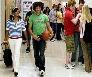 Rompicapo di Chad (Corbin Bleu) e Taylor (Monique Coleman) nel corridoio di istituto