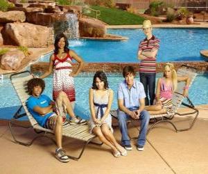 Rompicapo di Chad (Corbin Bleu), Taylor (Monique Coleman), Gabriella Montez (Vanessa Hudgens), Troy Bolton (Zac Efron), Ryan Evans (Lucas Grabeel), Sharpay Evans (Ashley Tisdale) al lato da spiaggia