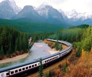 Rompicapo di Chi viaggia in treno in un paesaggio di montagna