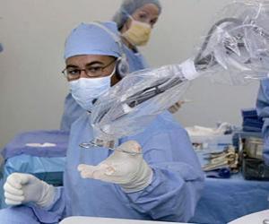 Rompicapo di Chirurgo preparati per operare su un paziente in sala operatoria