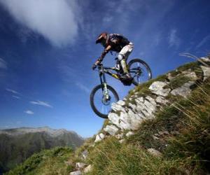 Rompicapo di Ciclista pronto per una gara di discesa libera sulla sua bici