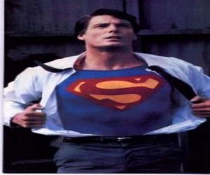 Rompicapo di Clark Kent diventa Superman con la sua uniforme rossa e blu per la lotta per la giustizia