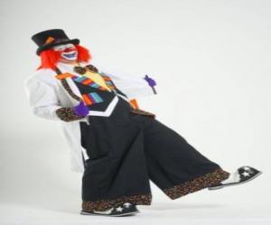 Rompicapo di Clown o pagliaccio in tutto o costume, con un cappello, parrucca, guanti, cravatta, pantaloni grandi e grandi scarpe