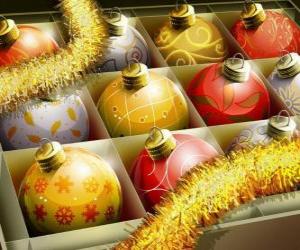 Rompicapo di Conjunt de boles de Nadal amb diferents decoracions