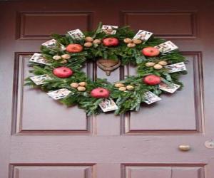 Rompicapo di Corona di Natale appeso sulla porta di una casa