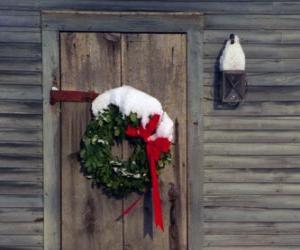 Rompicapo di Corona di Natale appeso sulla porta di una casa