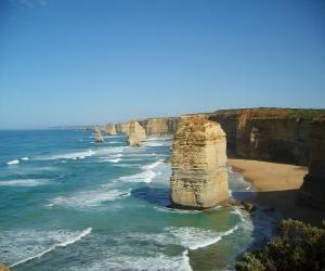 Rompicapo di Dodici Apostoli, è un ammasso di aghi di pietra calcarea che sporge dal mare al largo di Port Campbell National Park a Victoria, Australia.