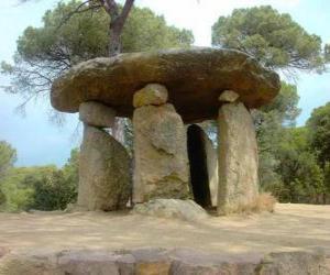 Rompicapo di Dolmen, costruzione da pietra neolitica in forma di tavola di pietra di grandi dimensioni