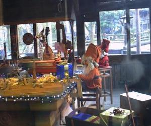 Rompicapo di Elfo di Natale che lavora nella fabbricazione di giocattoli