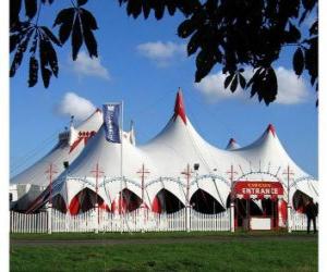 Rompicapo di Esterno di un tendone da circo in preparazione per le funzioni o le prestazioni