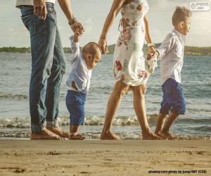 Rompicapo di Famiglia camminare lungo la spiaggia