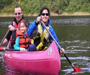 Rompicapo di Famiglia, padre, madre e figlia, una vasca per la vela e canoa, dotato di giubbotti di salvataggio