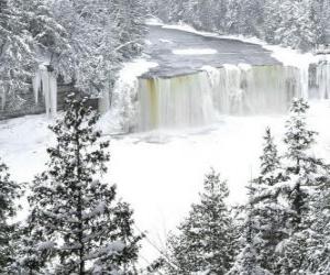 Rompicapo di fiume ghiacciato in inverno