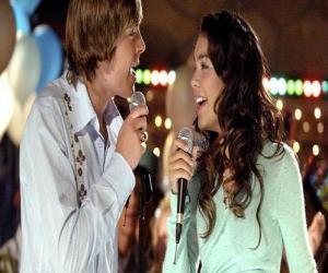 Rompicapo di Gabriella Montez (Vanessa Hudgens), Troy Bolton (Zac Efron) canto del karaoke